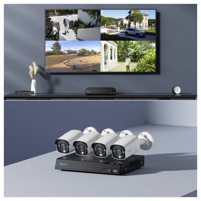 Un système de sécurité domestique est présenté, montrant des flux vidéo en direct de l'extérieur d'une maison sur un téléviseur, avec des caméras de surveillance disposées sur une table en dessous.