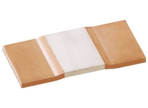 Un pansement couleur chair avec un tampon blanc au centre ; produit de premiers secours typique pour couvrir une plaie.
