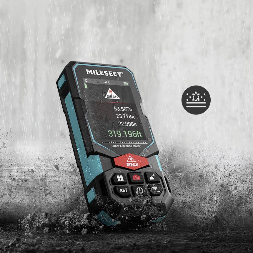 Télémètre laser dans un environnement humide. L'affichage indique '319,19 ft'. Appareil de la marque 'Mileseey' avec des touches de fonction visibles.
