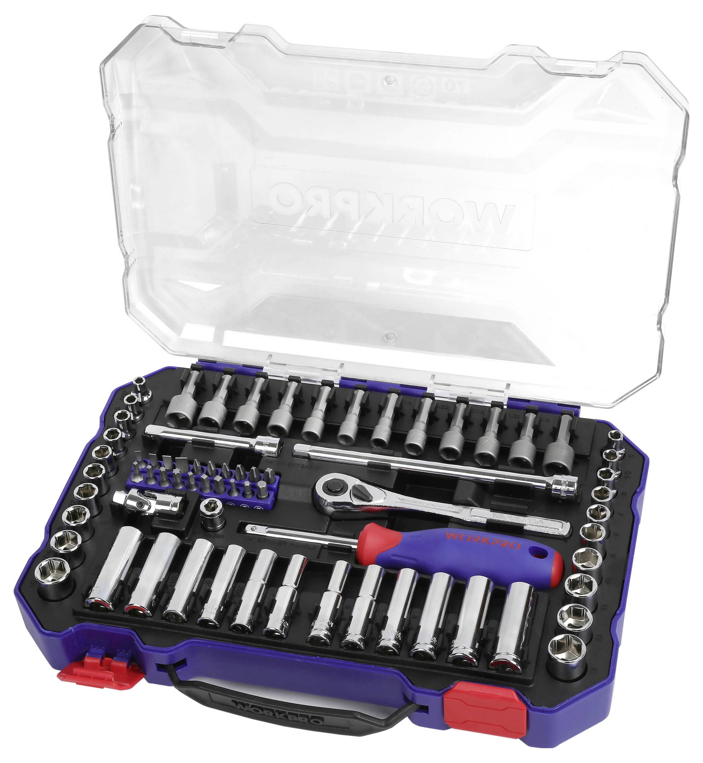 Une boîte à outils contenant différentes clés à douille, une poignée de tournevis et une clé à cliquet, ouverte, vue de dessus.