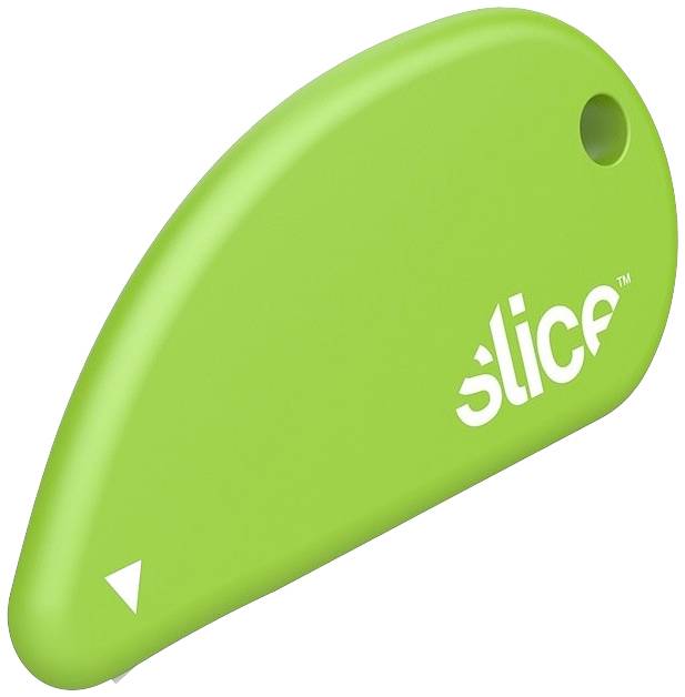 Un petit outil de coupe vert avec une forme incurvée et un trou dans la partie supérieure, portant le nom de marque 'slice' imprimé dessus.
