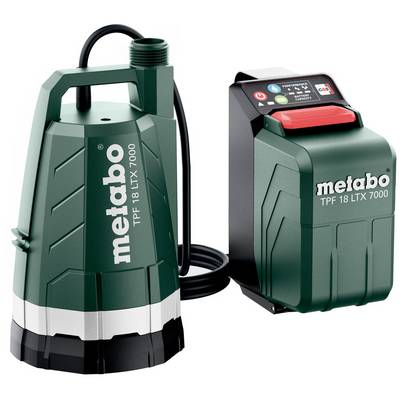 Deux pompes à eau alimentées par batterie Metabo présentées côte à côte, une pompe portable plus grande avec poignée et tuyau, une unité de station de charge.