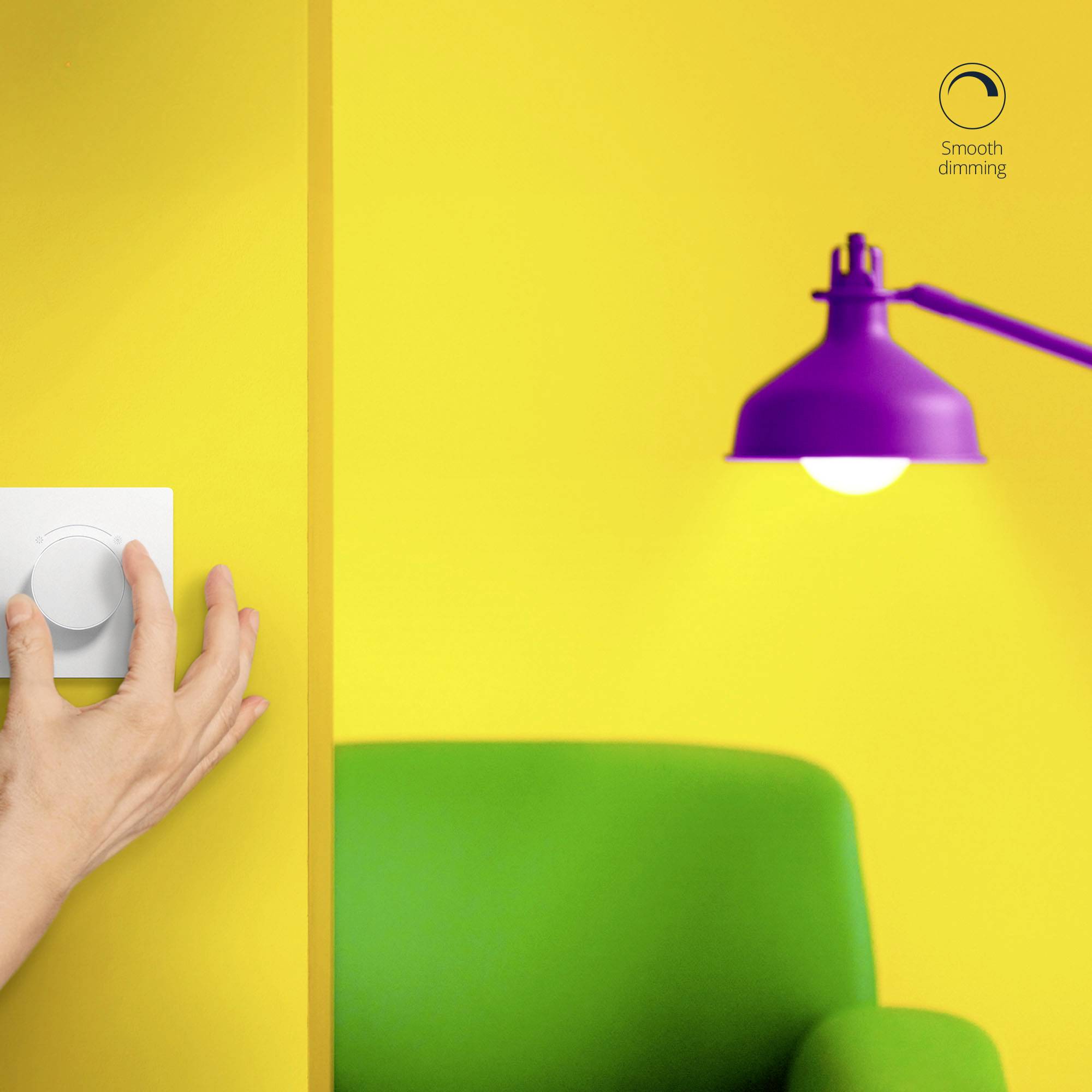 Une main tourne un interrupteur variateur blanc sur un mur jaune. À côté se trouve une lampe violette et une chaise verte.