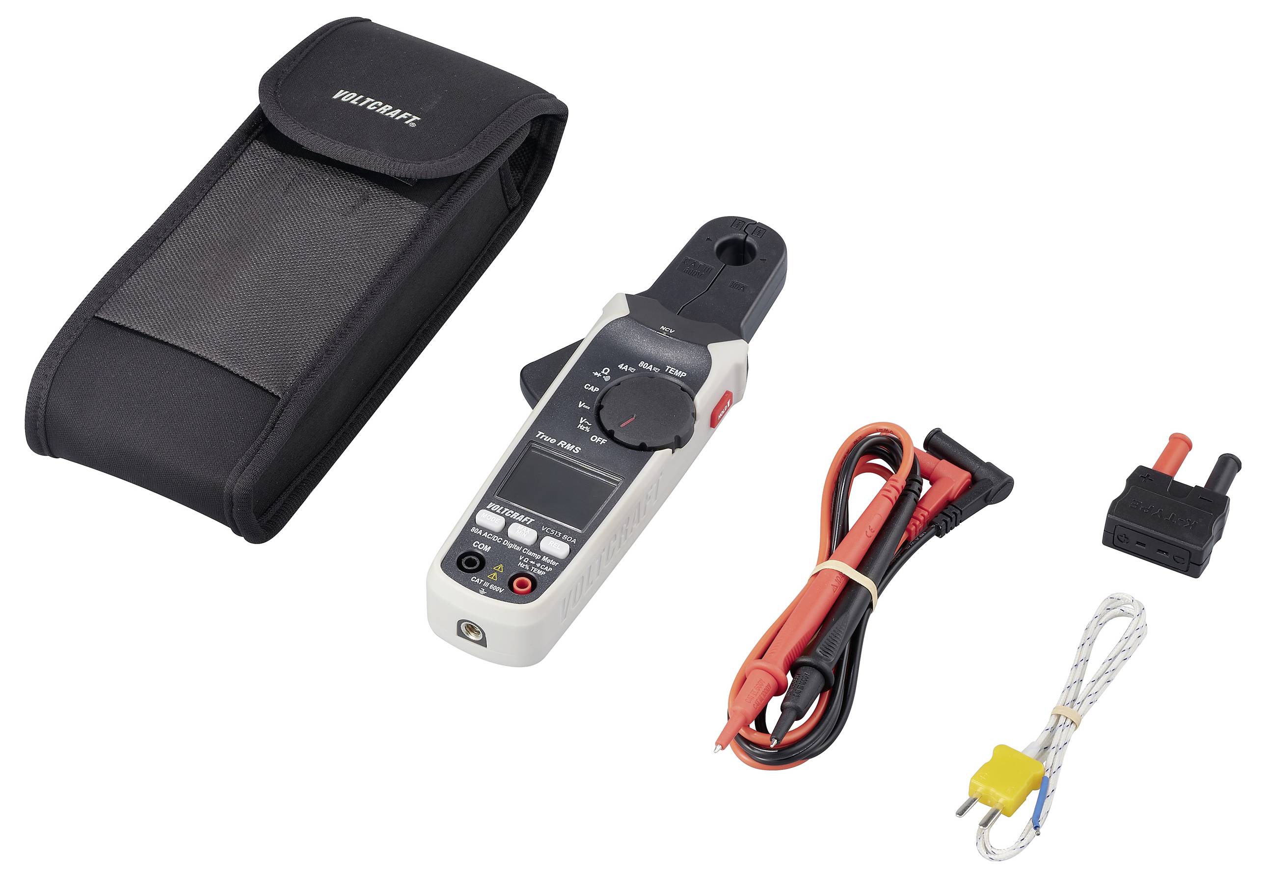 Un multimètre à pince numérique avec ses accessoires, comprenant des sondes, un étui de transport et des connecteurs, disposés soigneusement sur un fond blanc.