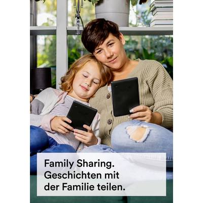 Une femme et un enfant sont confortablement installés sur le canapé et lisent sur des tablettes. Texte sur l'image : 'Partage familial. Partager des histoires avec la famille.'