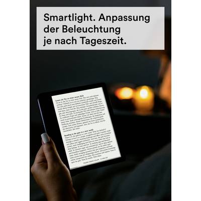 Une personne tient un liseuse électronique, entourée de la lueur des bougies. Le texte en haut décrit la fonction du mode Smart Light qui permet d'ajuster l'éclairage en fonction de l'heure de la journée.