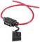 Boîtier de connecteur noir avec câble rouge et capuchon en plastique. Adapté pour les connexions électriques dans les véhicules ou les appareils.