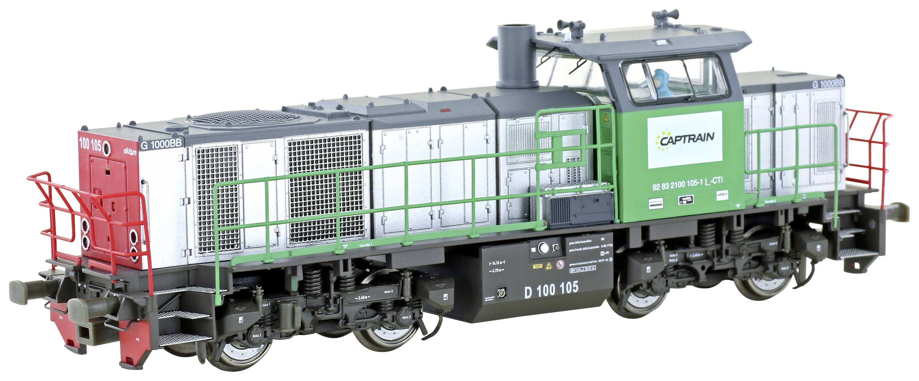 C'est un modèle d'une locomotive de manœuvre verte et grise avec des éléments rouges. Elle porte l'inscription 'CAPTRAIN'.