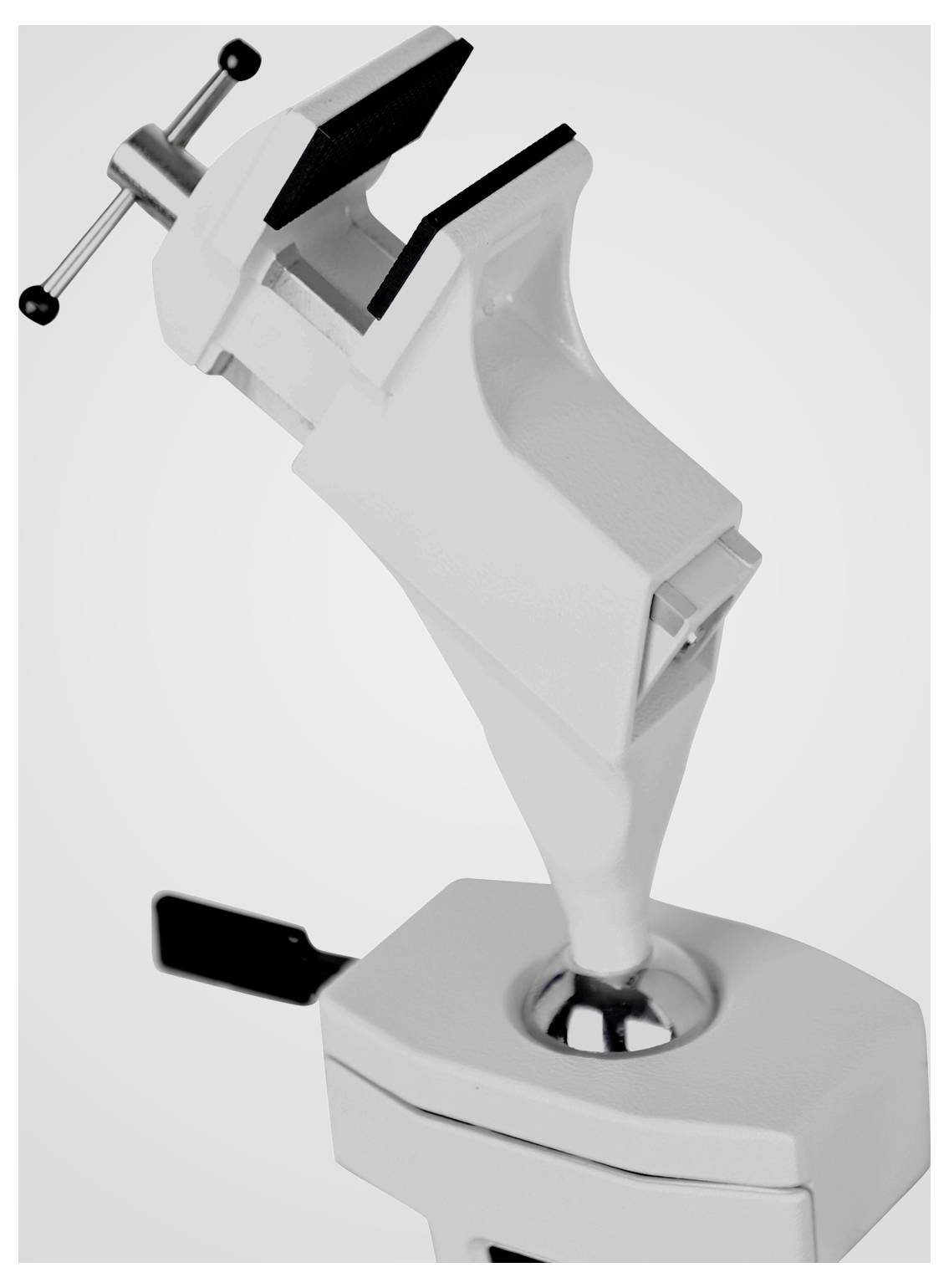 Une pince-étau blanche réglable avec une base rotative, conçue pour maintenir des objets fermement en place, sur un fond uni.