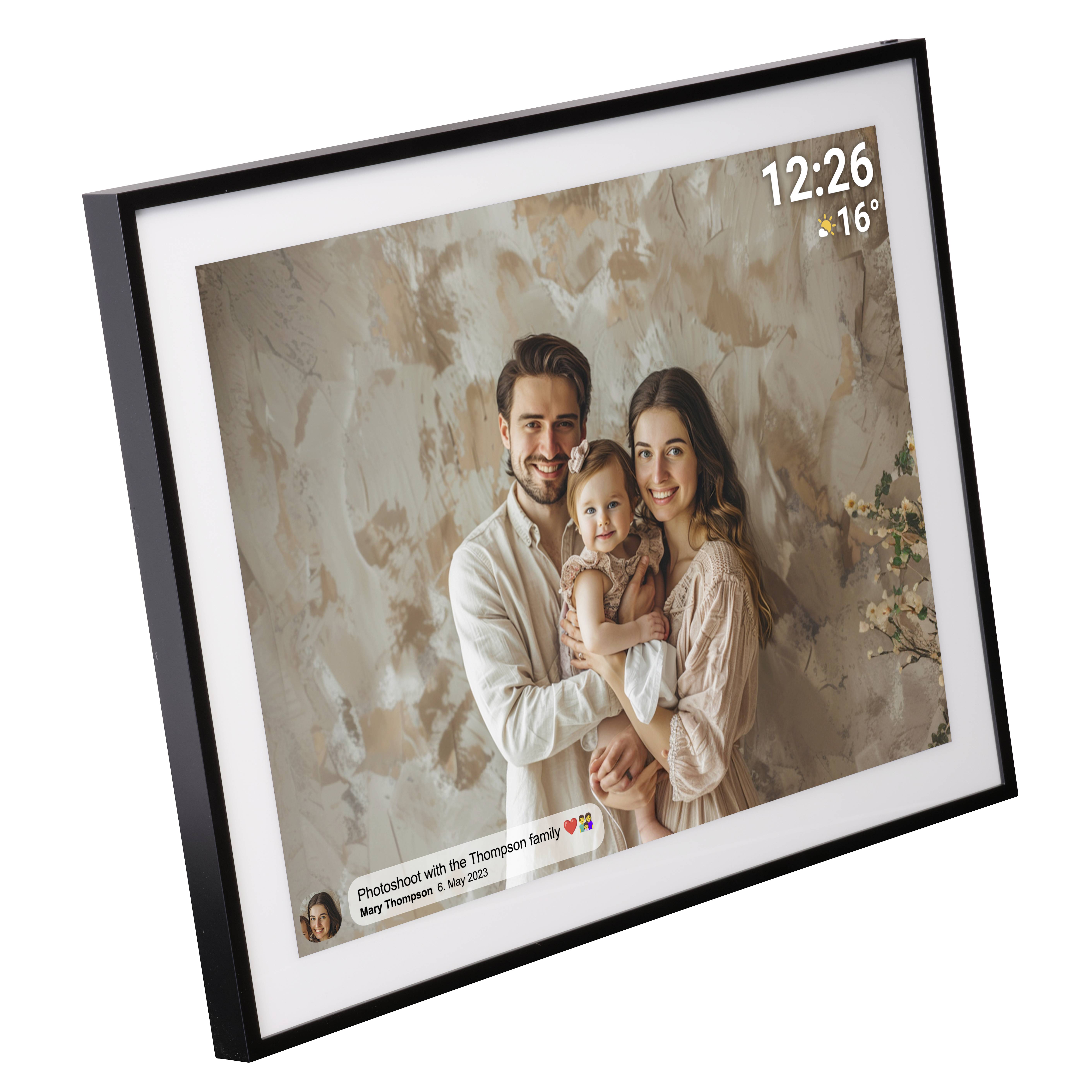 Une famille sourit sur une photo encadrée. Une horloge et un thermomètre indiquent 12h26 et 16 degrés.