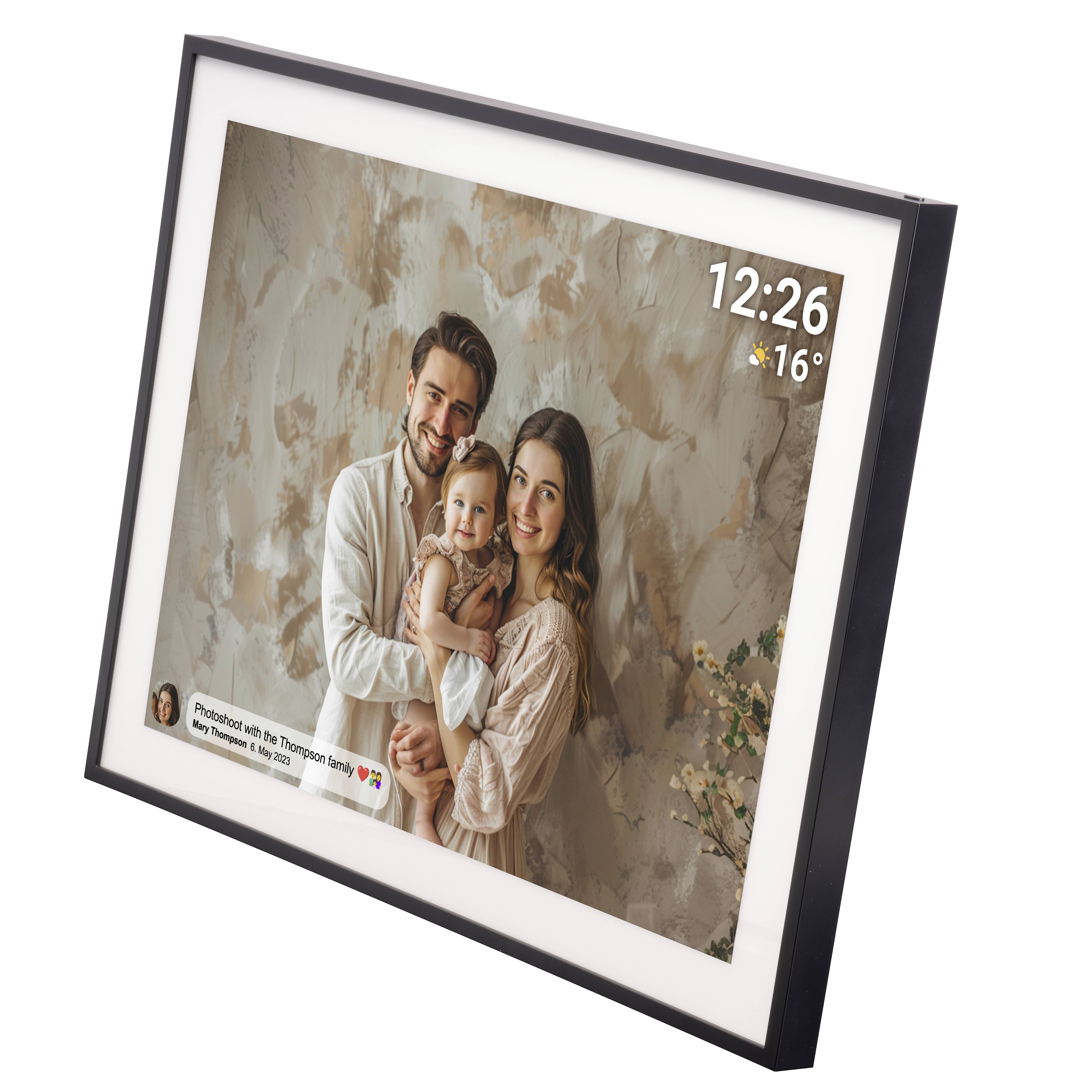 Un couple souriant pose avec un enfant pour une photo. En haut à droite sont affichés l'heure '12:26' et la température '16°C'.