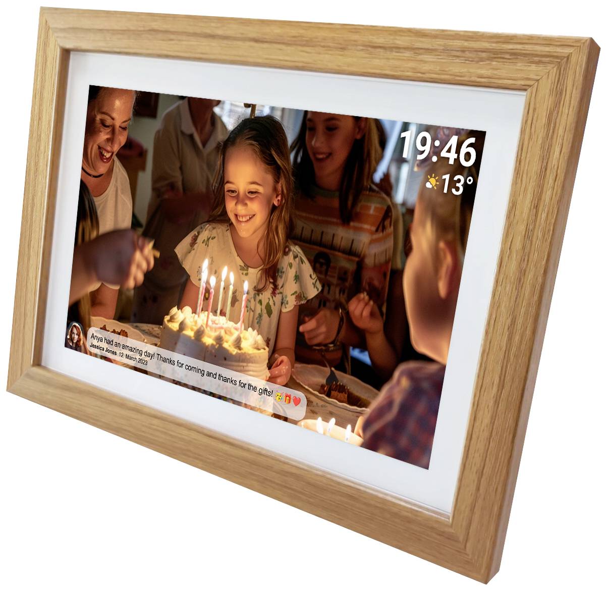 Un enfant est assis devant un gâteau d'anniversaire garni de bougies, entouré de personnes souriantes. L'heure et la température sont affichées en haut à droite.