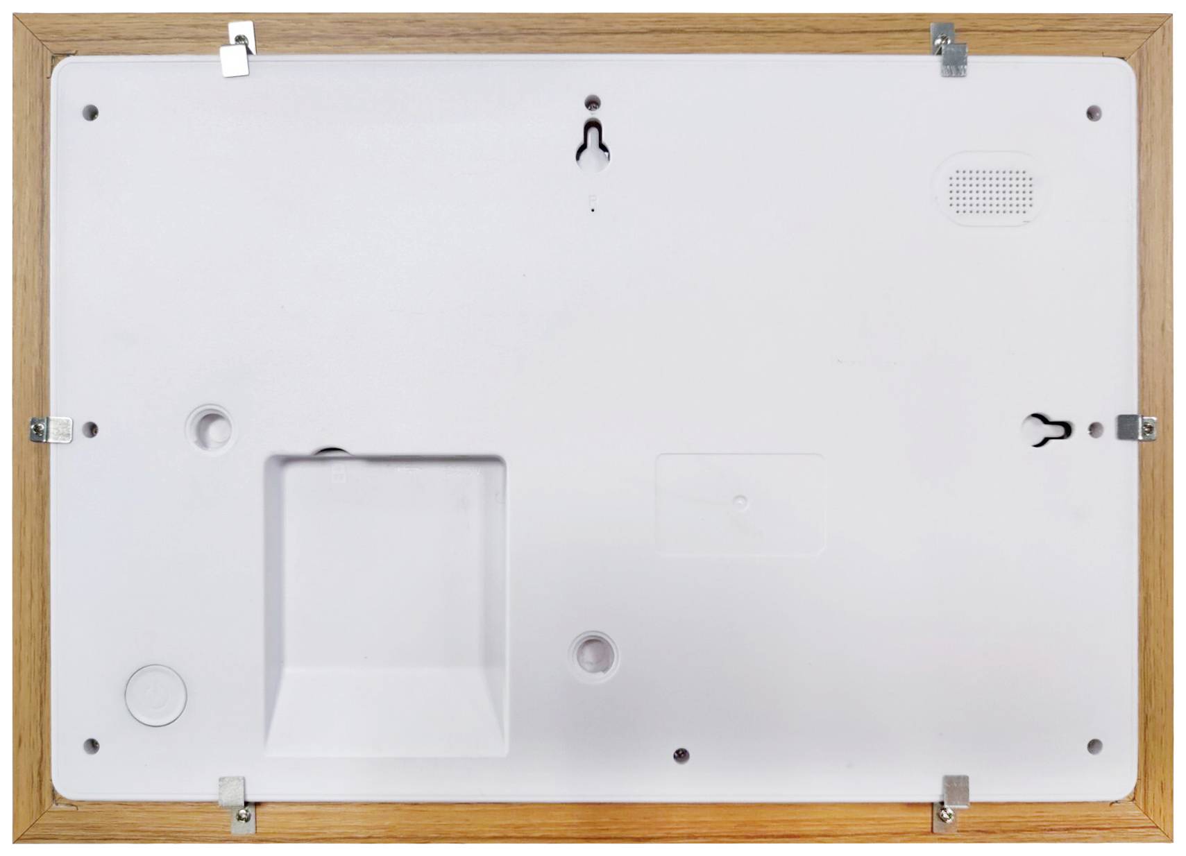 Un tableau blanc avec un cadre en bois, fixé au mur, pourvu de plusieurs supports et crochets. Aucune inscription ou contenu visible.