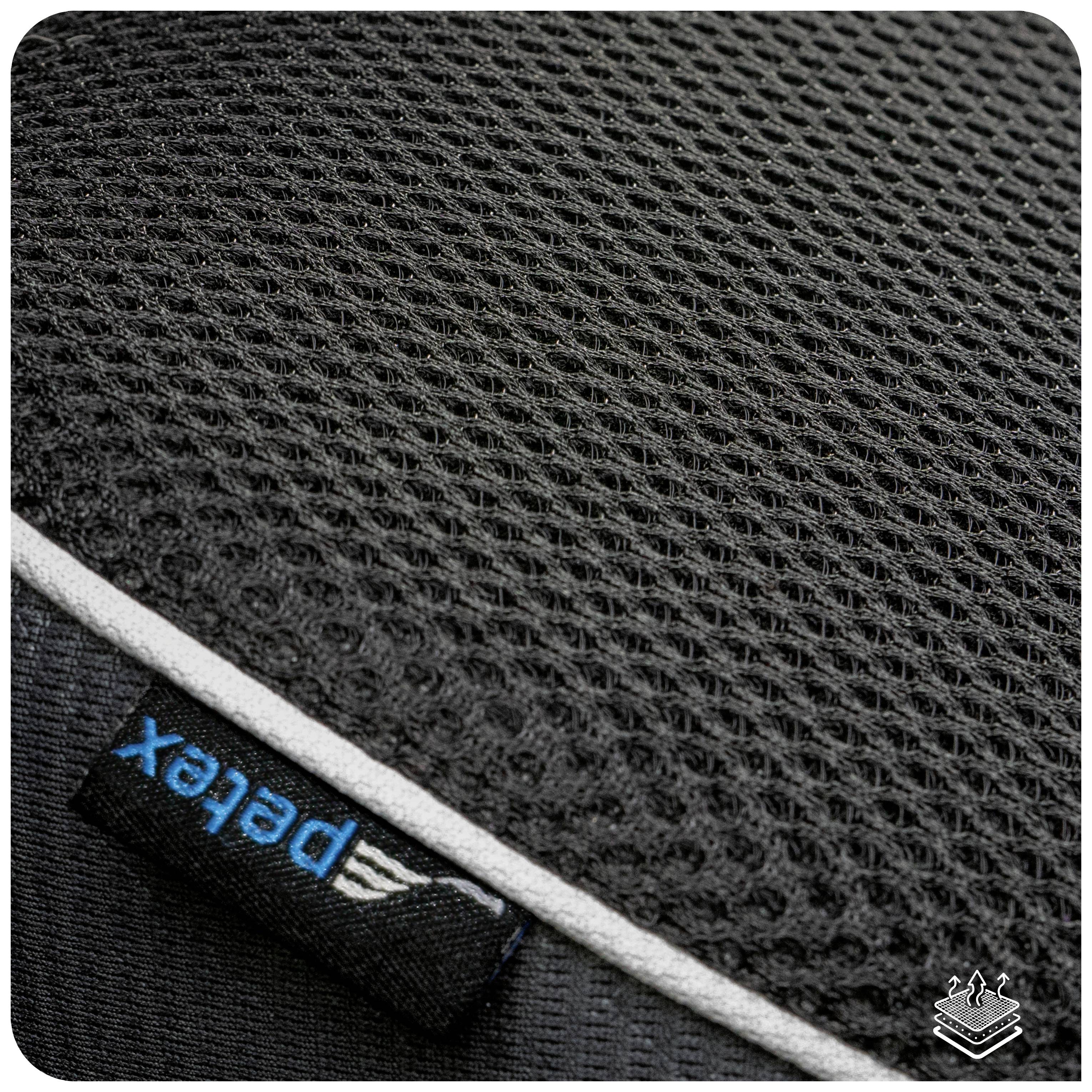 Tissu noir avec une structure de maille fine, portant une petite étiquette 'pertex' sur le côté.