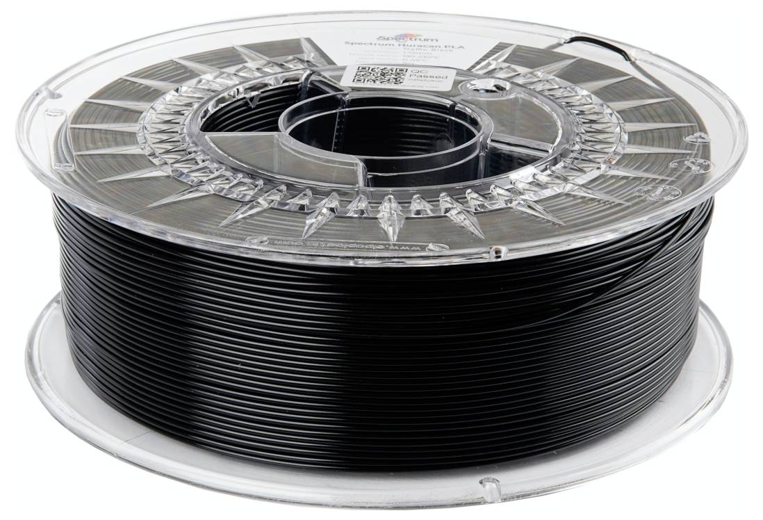 Une bobine de filament noir pour imprimante 3D. La bobine est transparente et montre le filament enroulé au centre.