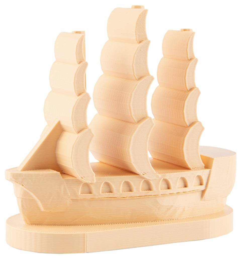 Un modèle d'un voilier imprimé en 3D avec quatre grandes voiles, dans une teinte uniforme crème, posé sur un socle.