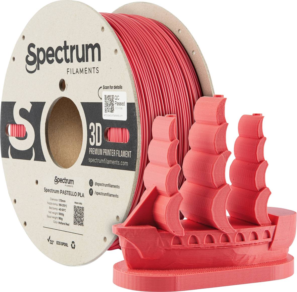 Rouleau de filament rouge à côté d'un modèle de voilier imprimé en 3D. Texte sur le rouleau : « Spectrum Filaments », « 3D Premium Printer Filament ».