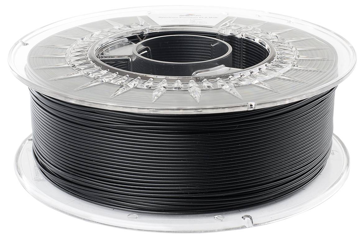 Une bobine de plastique contenant du filament noir pour impression 3D, enroulée sur un support transparent, sur un fond blanc.