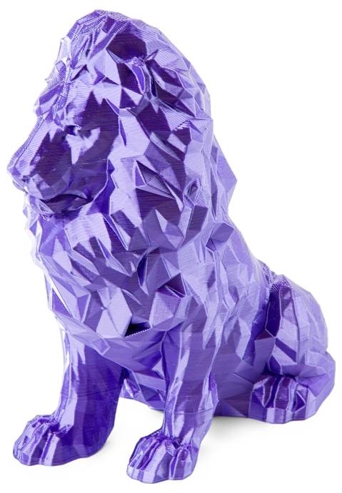 Une statue de lion lilas, en position assise, avec une surface aux formes géométriques et un aspect facetté.