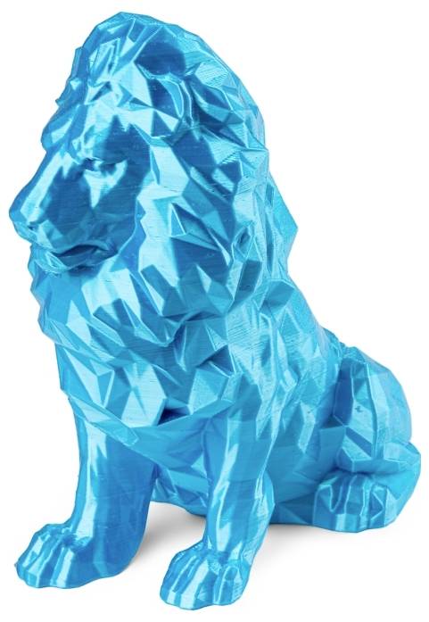 Lion bleu, facetté, en plastique, assis dans un style géométrique et artistique, sur un fond blanc.