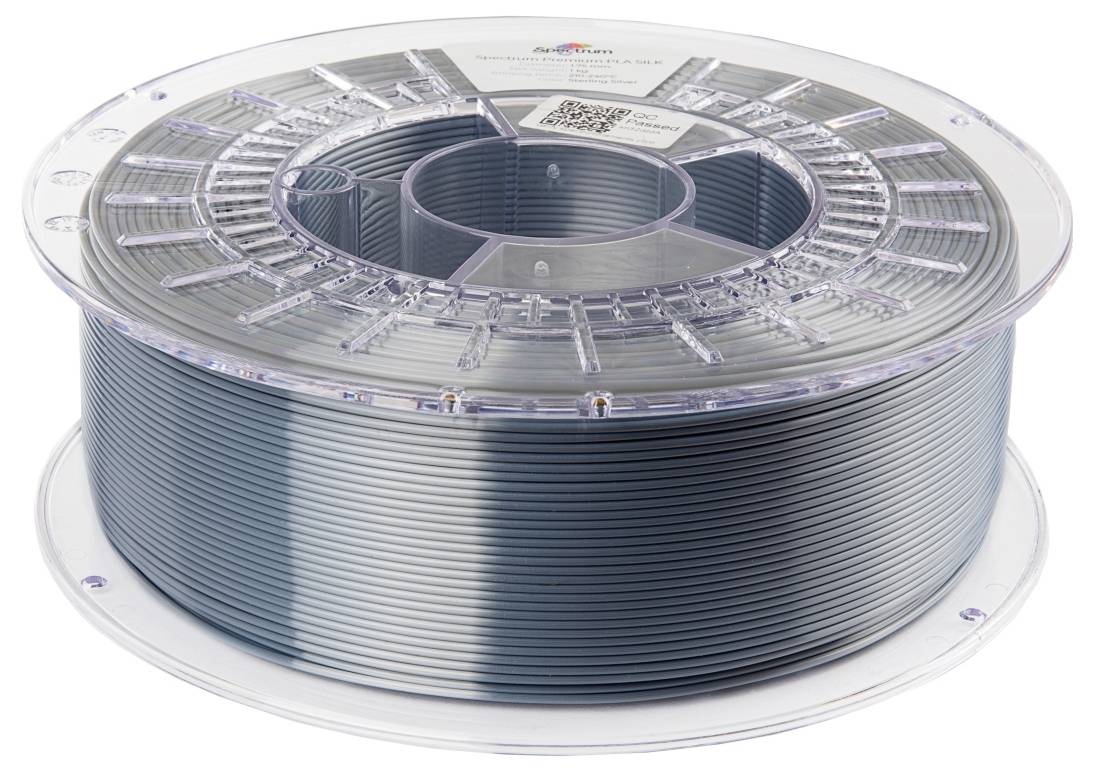 Une bobine transparente contenant un filament d'impression 3D en plastique gris, sur laquelle sont visibles un autocollant de fabricant et un code QR.