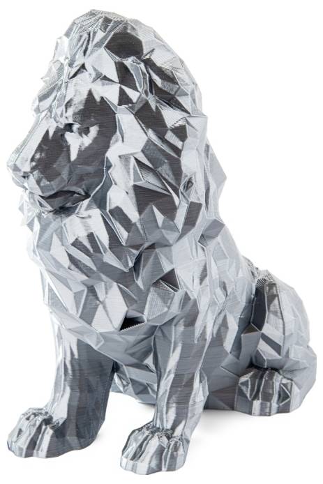Statuette d'un lion polygonal en matière argentée, à surface facettée, assis, stylisé et moderne.