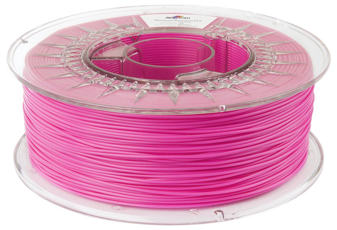Une bobine de filament rose pour imprimante 3D, enroulée soigneusement et placée dans un emballage plastique transparent.