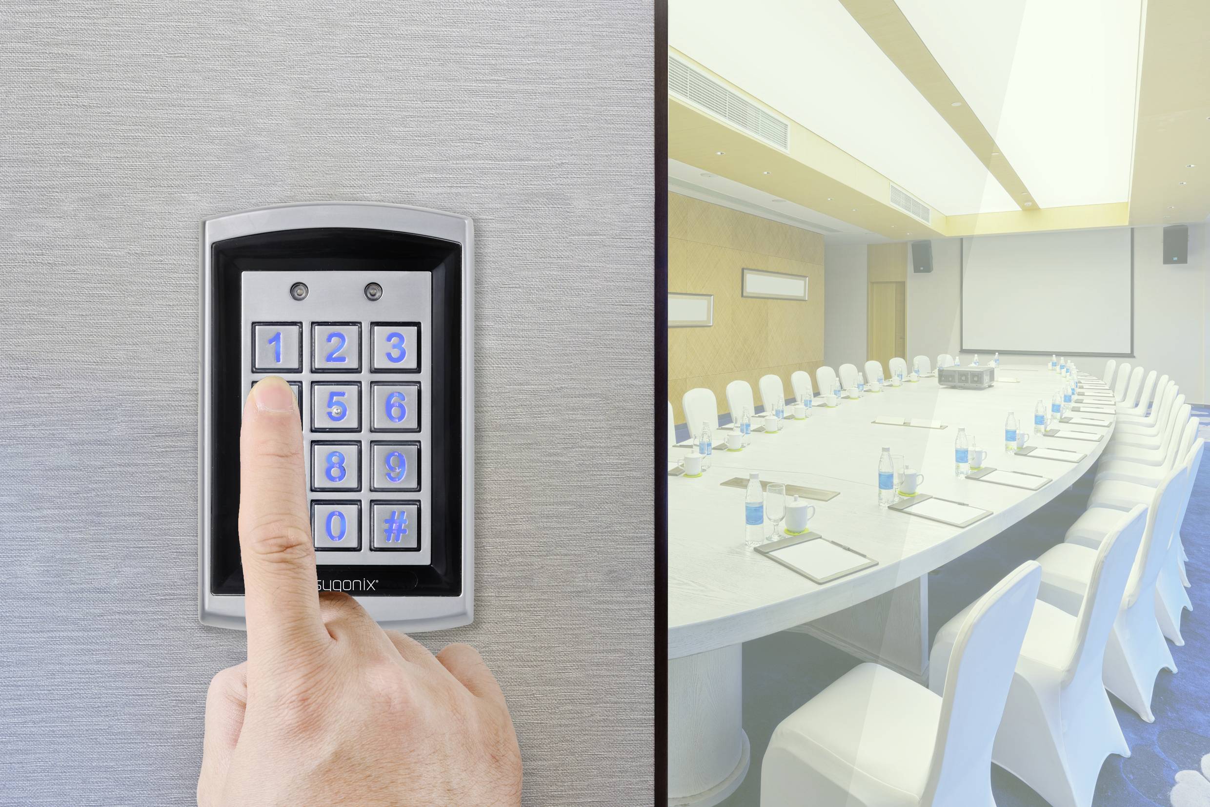 Un doigt appuie sur une touche d'un verrou de porte avec clavier numérique. À droite, une salle de conférence avec une table ovale et des chaises blanches.