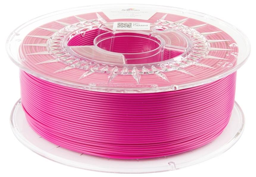 Une bobine de filament rose pour imprimante 3D, sur un support en plastique transparent, sur un fond blanc.