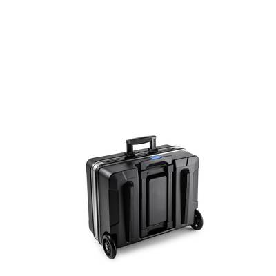Une valise noire à roulettes avec poignée, photographiée en diagonale depuis l'avant gauche, sur un fond blanc.
