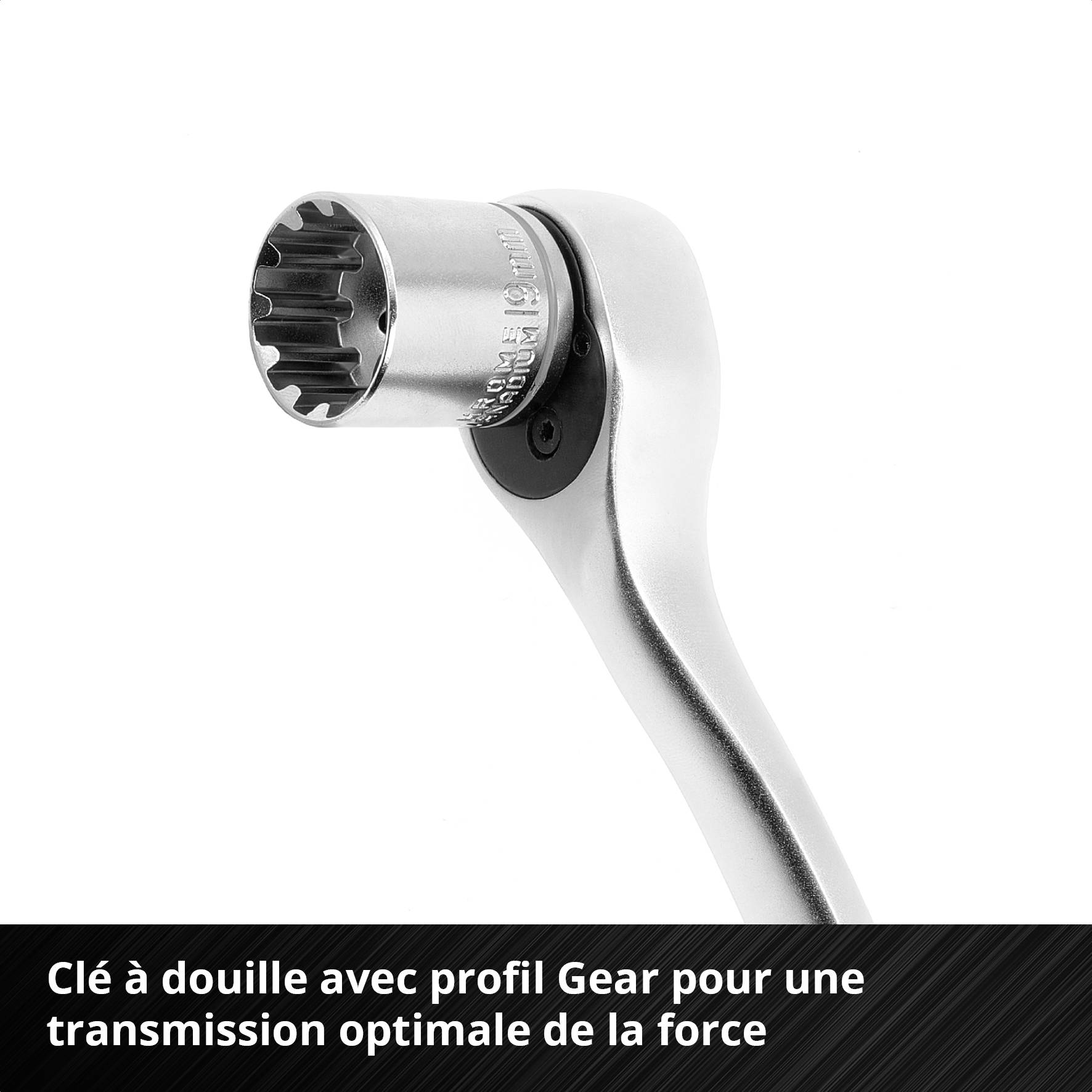 Une clé à cliquet avec un profil d'engrenage spécial qui permet une transmission de force optimale. En gros plan sur un fond blanc.