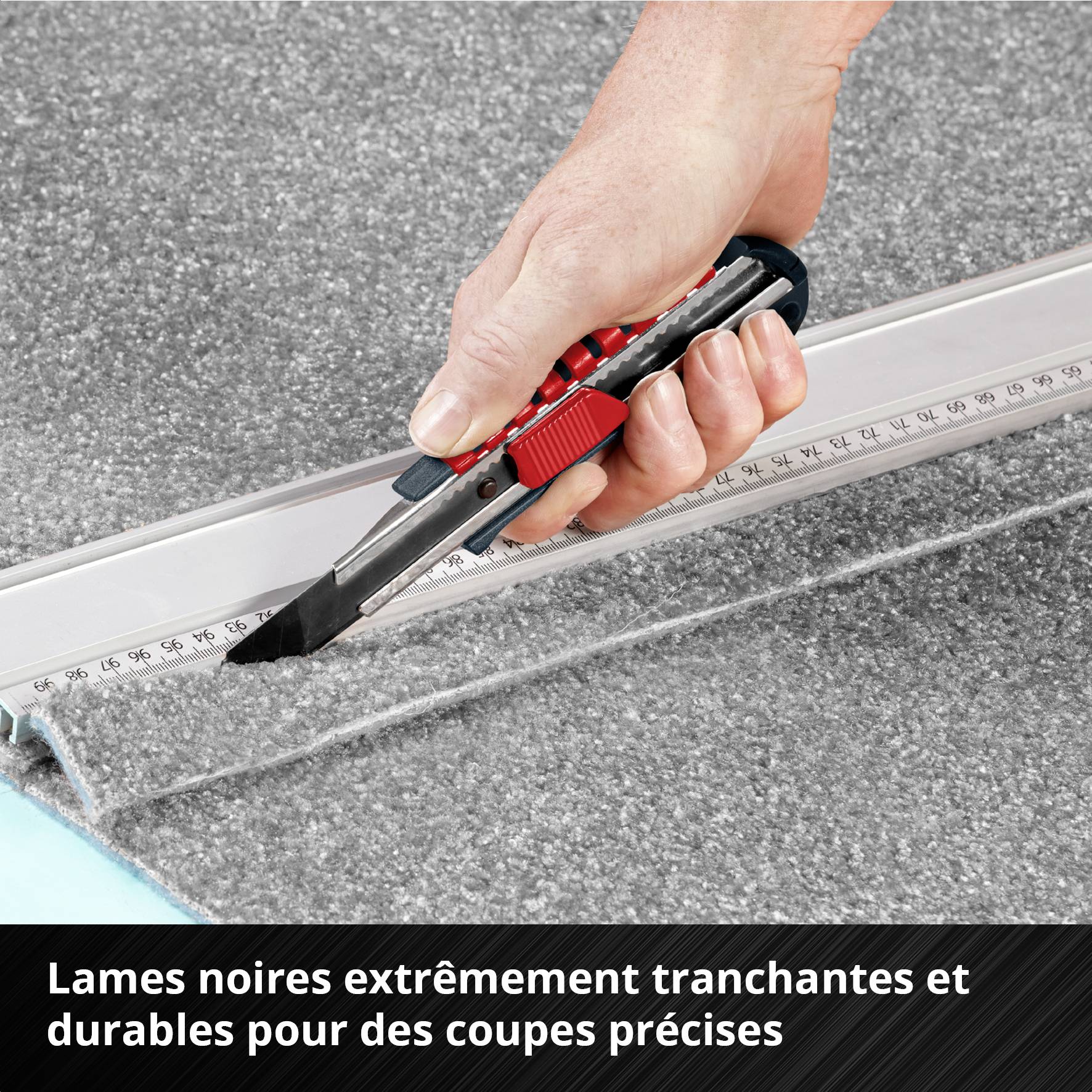 Une main tient un cutter à tapis avec une lame noire, qui coupe le long d'une règle. Texte : 'Lames extrêmement tranchantes et durables'.