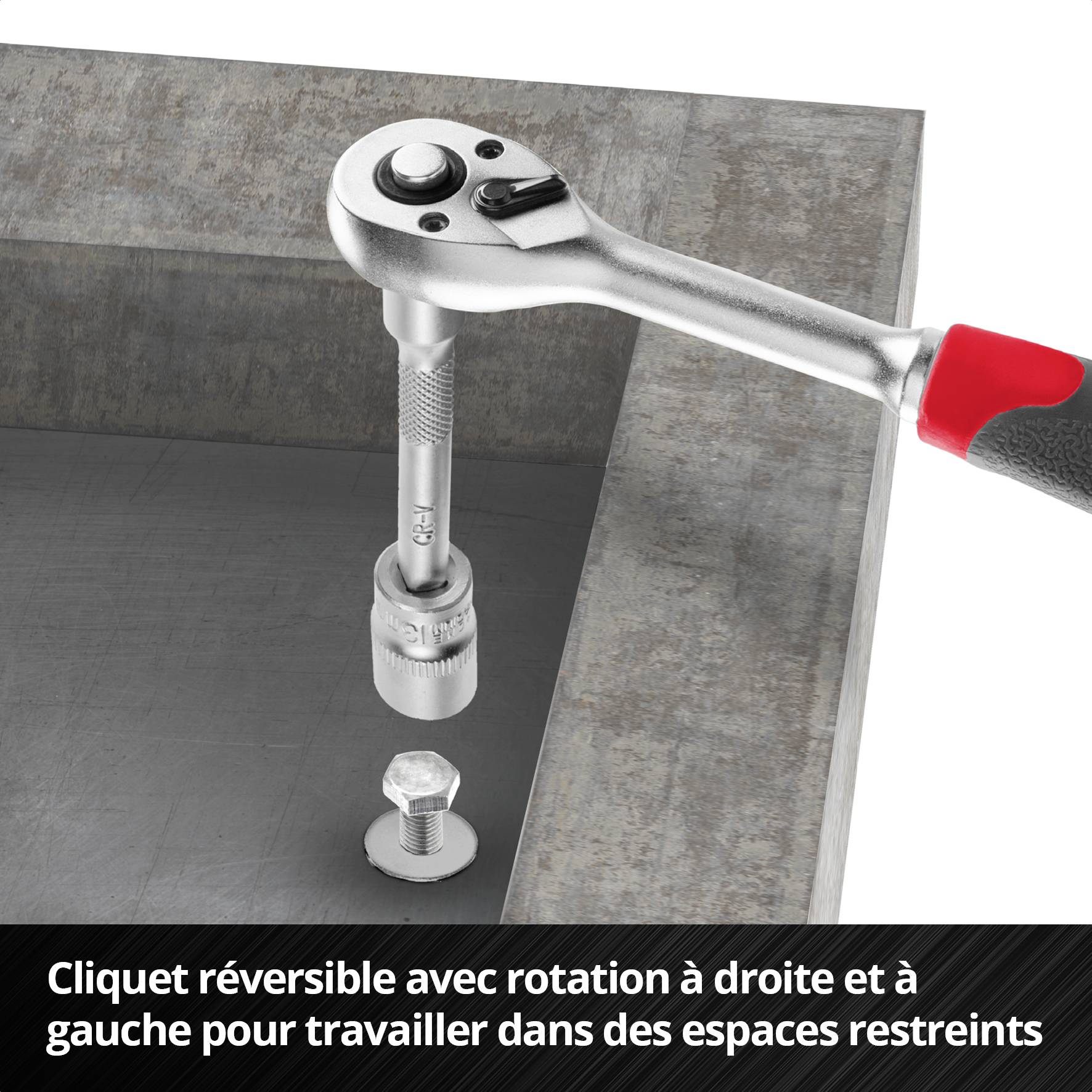 Cliquet à commutation droite/gauche, idéal pour les travaux dans des espaces restreints, démontré lors de la fixation d'une vis.