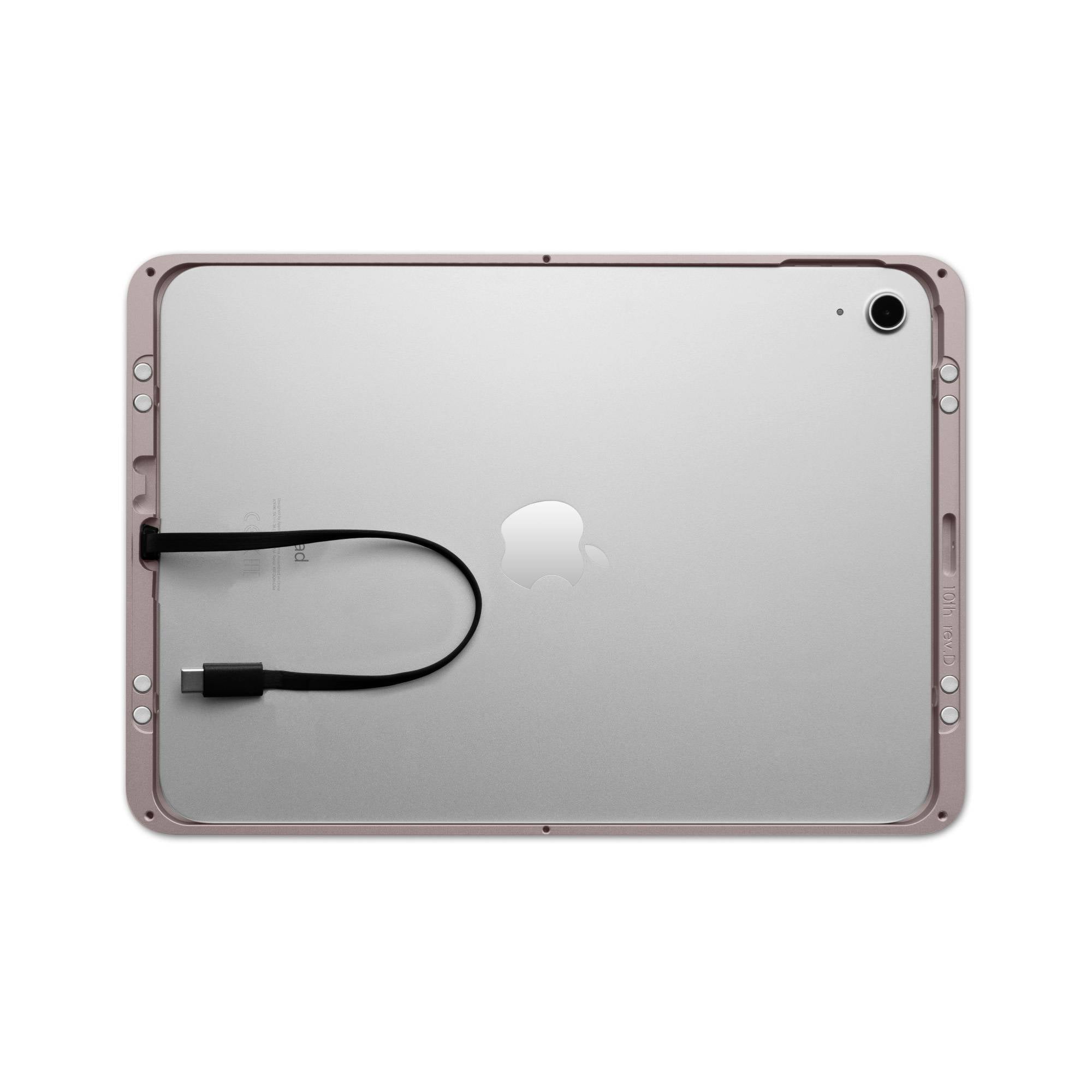 Tablette argentée avec un logo de pomme au dos ; un court câble noir avec connecteur USB-C est posé dessus.
