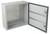 Valise en métal gris et blanc avec panneau de porte ouvert et joint d'étanchéité en caoutchouc, adaptée pour les appareils électroniques ou la protection des câbles.