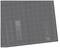 Tapis de coupe gris avec une grille blanche, des échelles et des formes géométriques imprimées, incluant des cercles et des hexagones sur le côté droit.