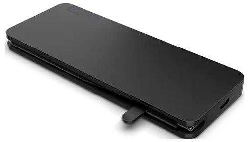 Un hub USB-C noir avec plusieurs ports, dont HDMI et ports USB. Une fiche USB-C est visible sur le côté.