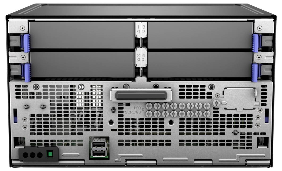 Arrière d'un boîtier de serveur avec connexion électrique, fentes de ventilation et plusieurs ports pour la transmission de données et les périphériques.