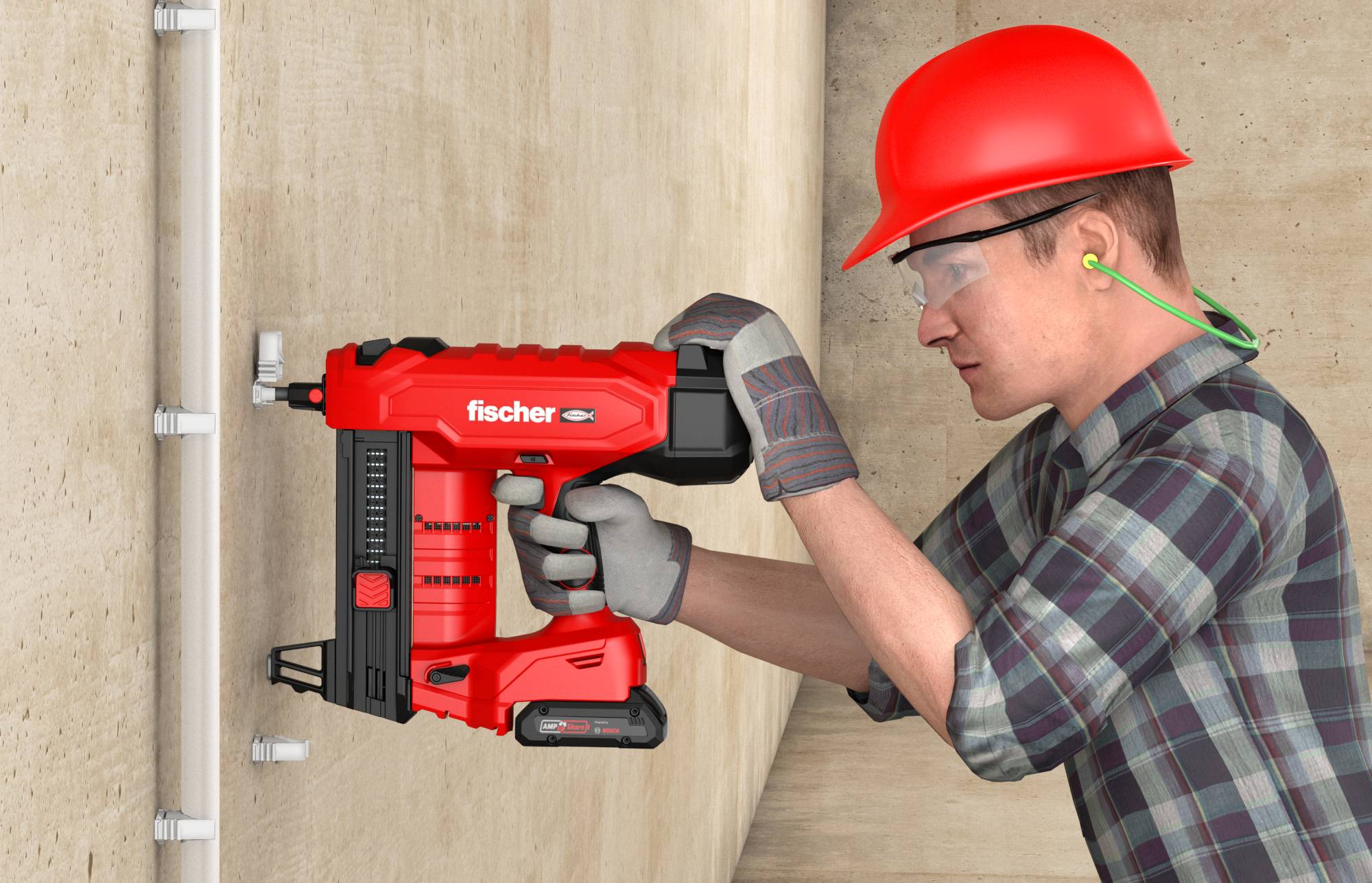 Ouvrier portant un casque de chantier utilisant un outil électrique Fischer rouge pour fixer une applique murale, avec un conduit de câble sécurisé le long du mur.