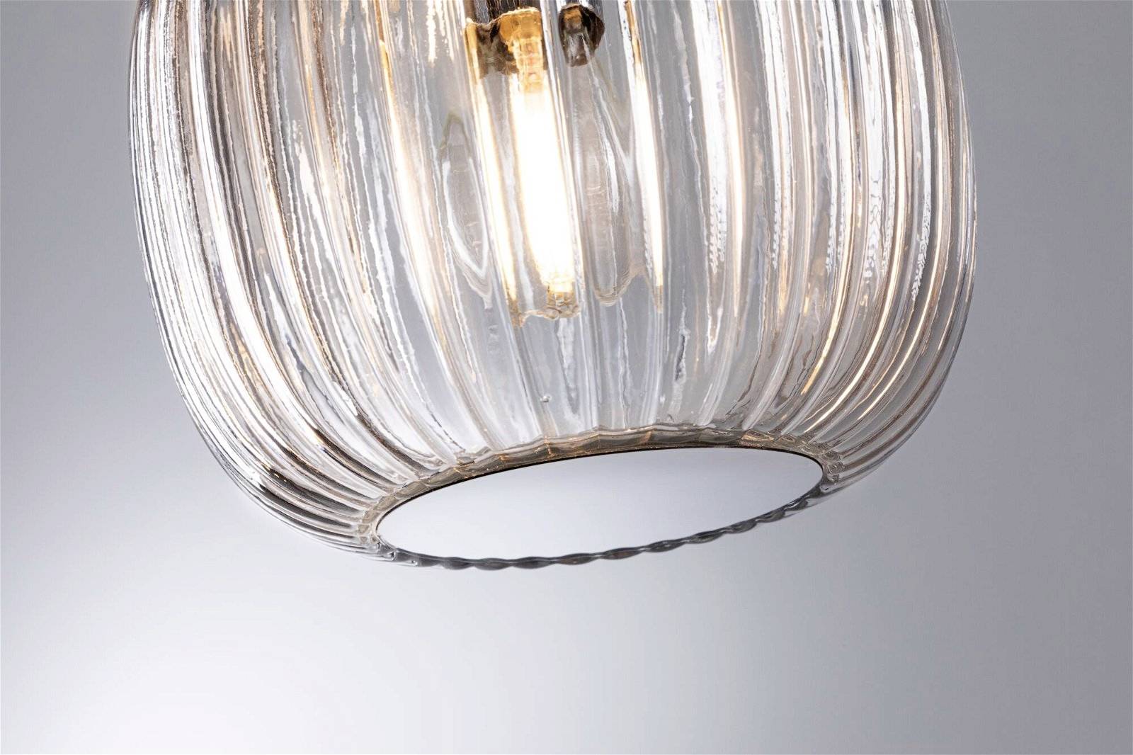 Une lampe suspendue en verre au design ondulé qui diffuse une lumière chaleureuse. Idéale pour les intérieurs modernes.