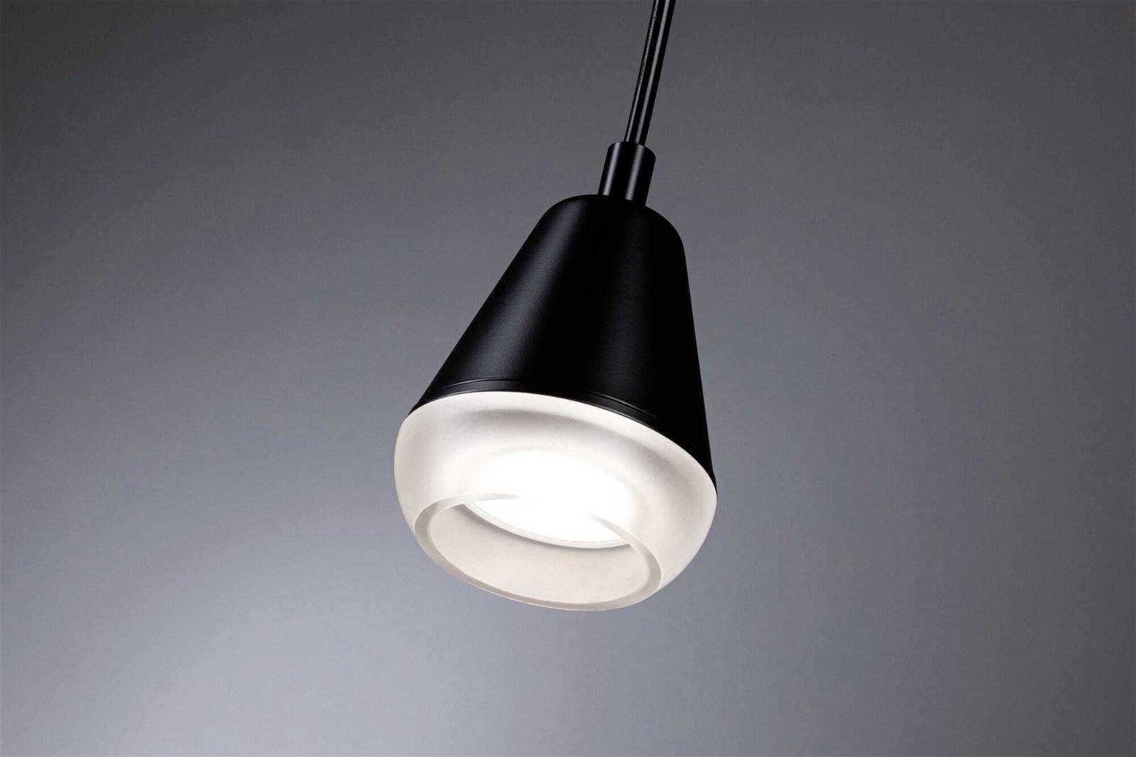 Un luminaire suspendu moderne et minimaliste avec un boîtier conique noir et un diffuseur mat, éclairant de haut en bas.