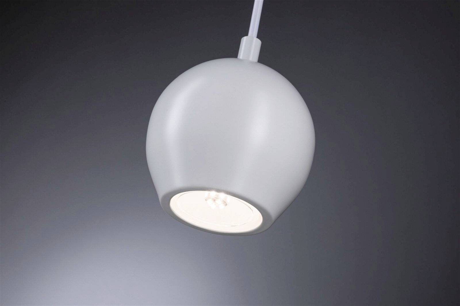 Suspension lumineuse grise, sphérique, avec un éclairage LED blanc chaud, illuminée sur un fond sombre.