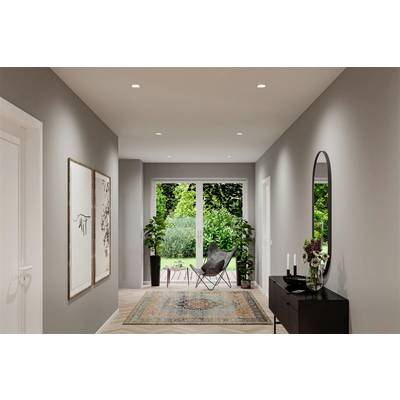 Couloir moderne aux murs gris, avec moquette, deux tableaux accrochés au mur, des meubles noirs et un miroir. De grandes fenêtres offrent une vue sur un jardin.