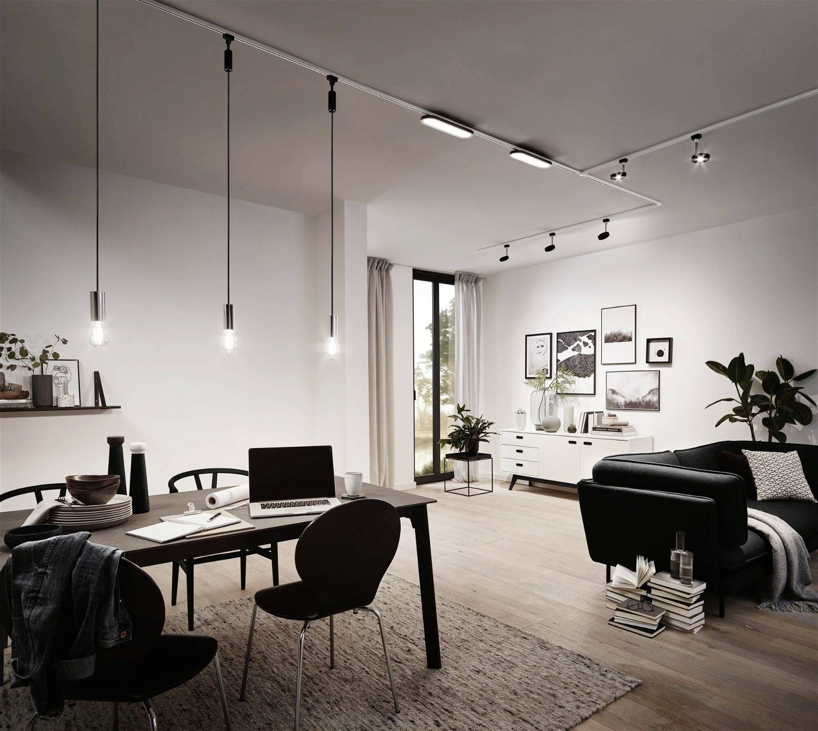 Un salon moderne avec table à manger, chaises, canapé et plantes. Murs clairs, sol en bois, éclairage élégant et décoration murale.