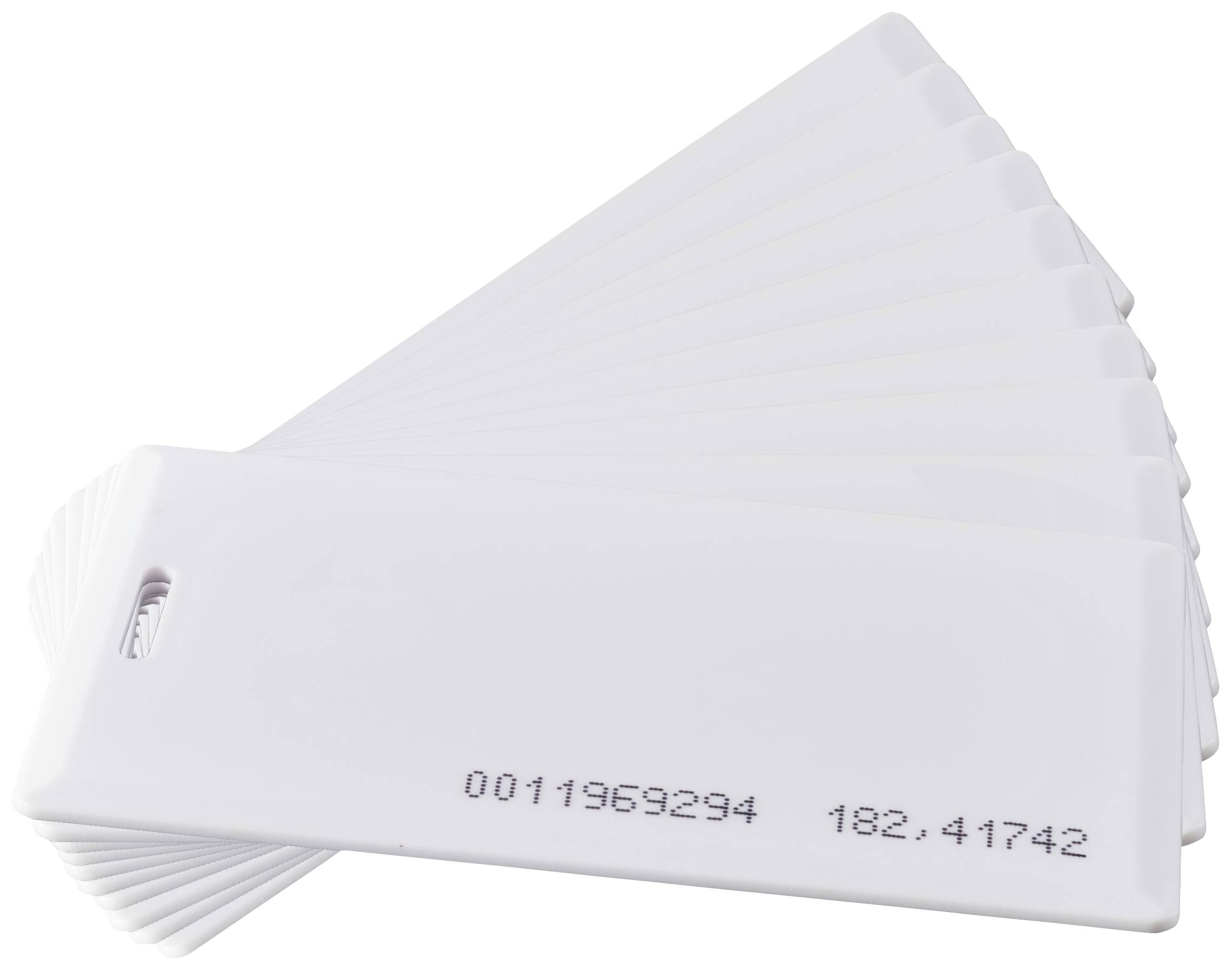 Cartes en plastique blanc, légèrement disposées en éventail, avec des séries de chiffres imprimées ; probablement destinées à l'identification ou à la catégorisation.
