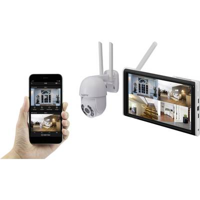Une main tient un smartphone avec une application de surveillance affichant des images provenant d'une caméra de sécurité. À sa droite se trouve un moniteur présentant les mêmes vues de caméra.