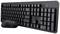 Ensemble clavier et souris sans fil noir sur fond blanc. Le clavier dispose d'une disposition complète avec pavé numérique.