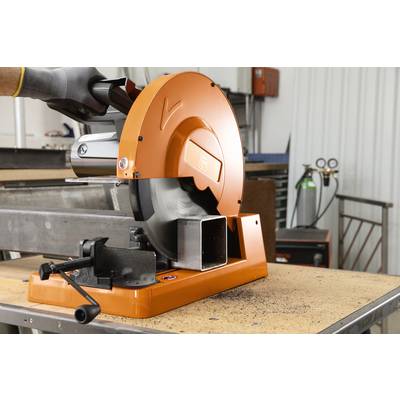 'Usinage des métaux : Une scie circulaire coupe un tube métallique sur une table dans un atelier. Des vêtements de protection sont portés.'