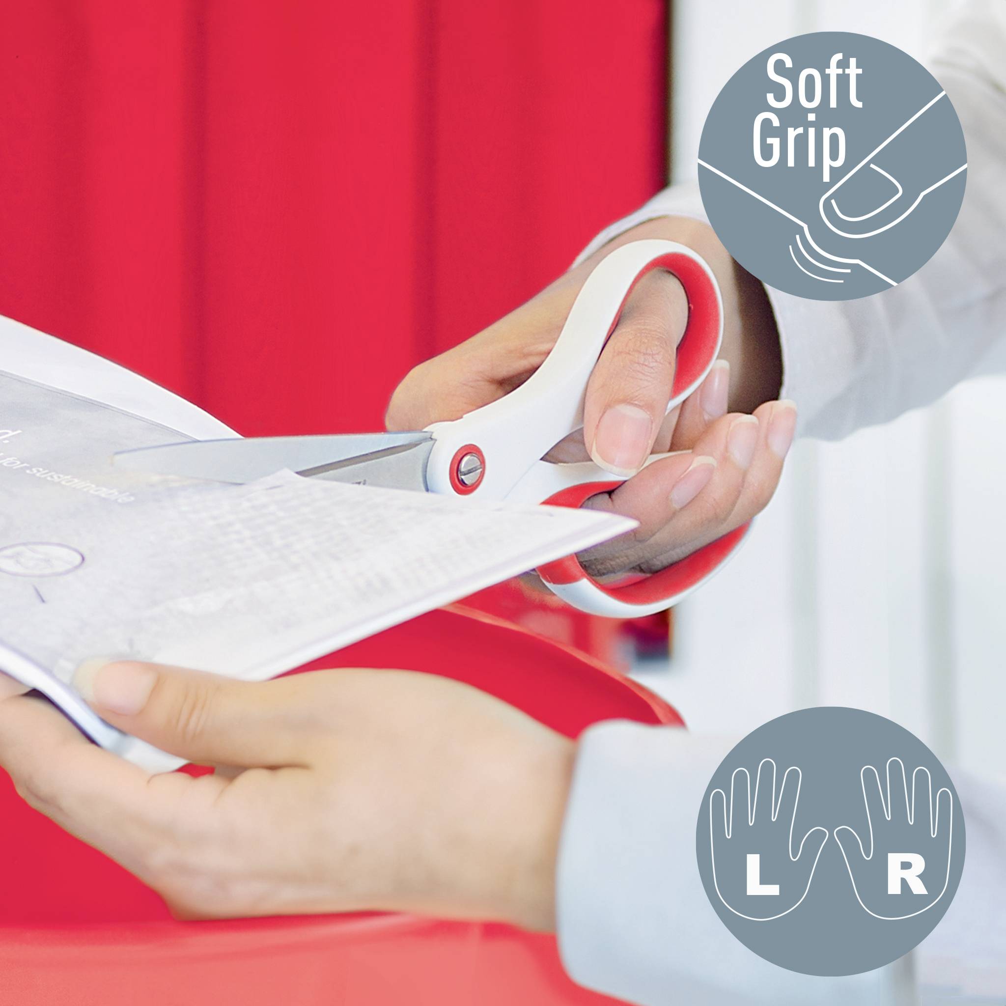 Une personne coupe un carton avec des ciseaux blancs. Les ciseaux sont dotés d'une prise 'Soft Grip'. Des symboles indiquent 'L' et 'R' pour la main gauche et la main droite.