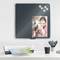 Tableau magnétique au mur avec une photo d'un enfant qui fait un câlin à un chien, à côté d'articles de bureau sur la table, y compris une imprimante et une tasse.